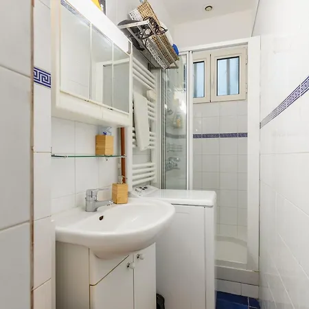 Lovely Louvre Apartment